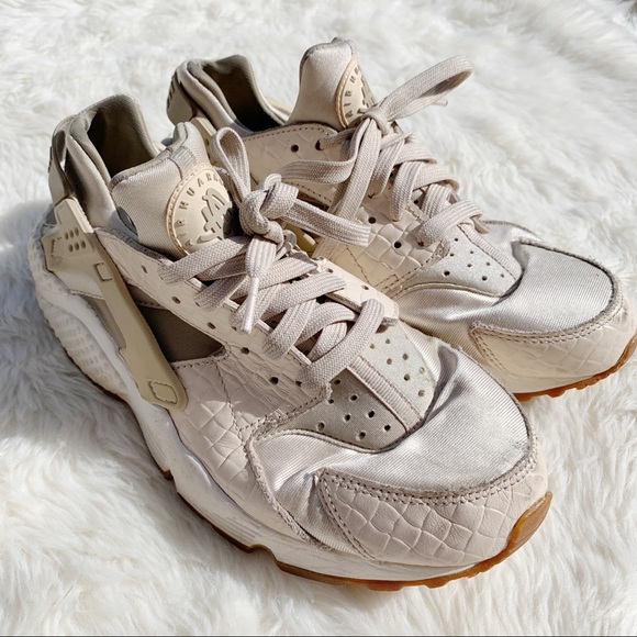 cream colored tennis shoes